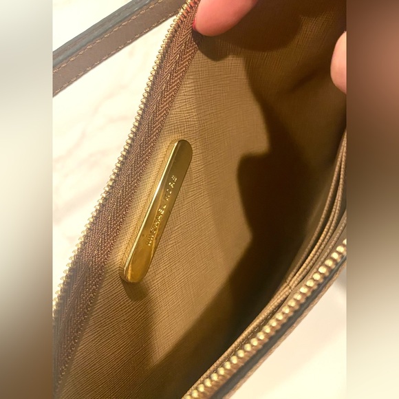 MICHAEL KORS LARGE LEATHER CLUTCH - Picture 4 of 9